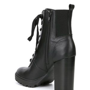 SZ 6 - Steve Madden Latch Boot